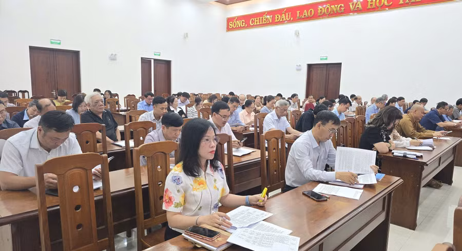 cac-dai-bieu-du-hoi-nghi.jpg
