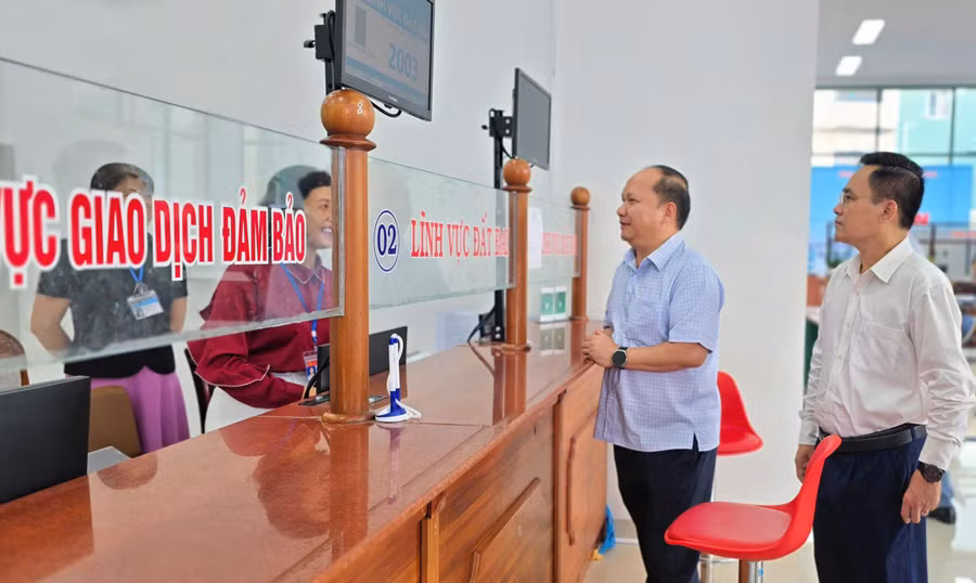 pho-bi-thu-thuong-truc-tinh-uy-chu-tich-hdnd-tinh-ben-trai-kiem-tra-tai-trung-tam-phuc-vu-hanh-chinh-cong-phuong-pleiku.jpg