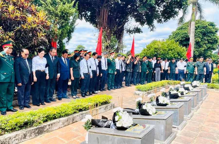 cac-dai-bieu-danh-phut-mac-niem-truoc-anh-linh-cac-anh-hung-liet-si.jpg