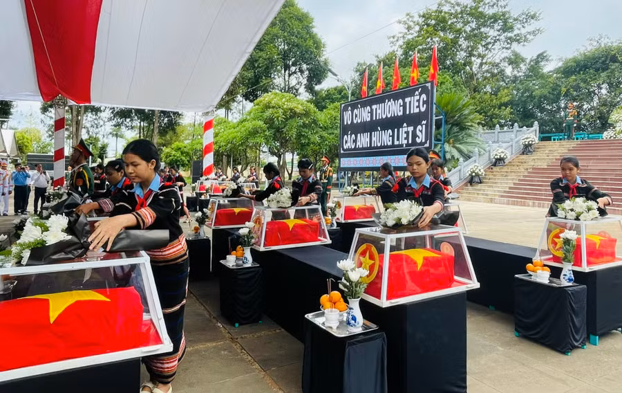 cac-chau-hoc-sinh-dat-hoa-len-hai-cot-cac-liet-si.jpg