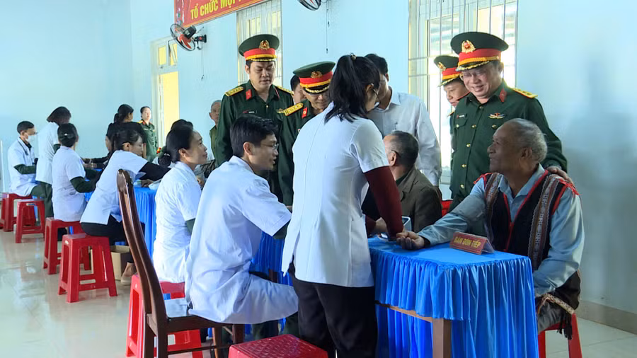 doi-ngu-y-bac-si-cua-doan-kt-qp-715-tham-kham-tu-van-suc-khoe-cap-phat-thuoc-mien-phi.jpg