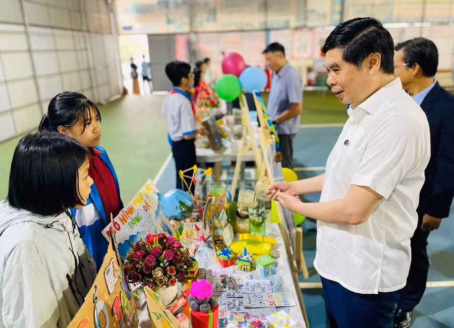 pho-chu-tich-ubnd-tinh-tham-gia-cac-gian-trai-nghiem-stem-tai-truong-th-thcs-va-thpt-sao-viet-jpg.jpg