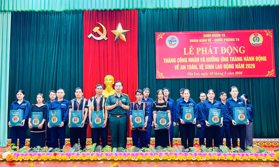 lanh-dao-binh-doan-15-tang-qua-cho-nguoi-lao-dong.jpg