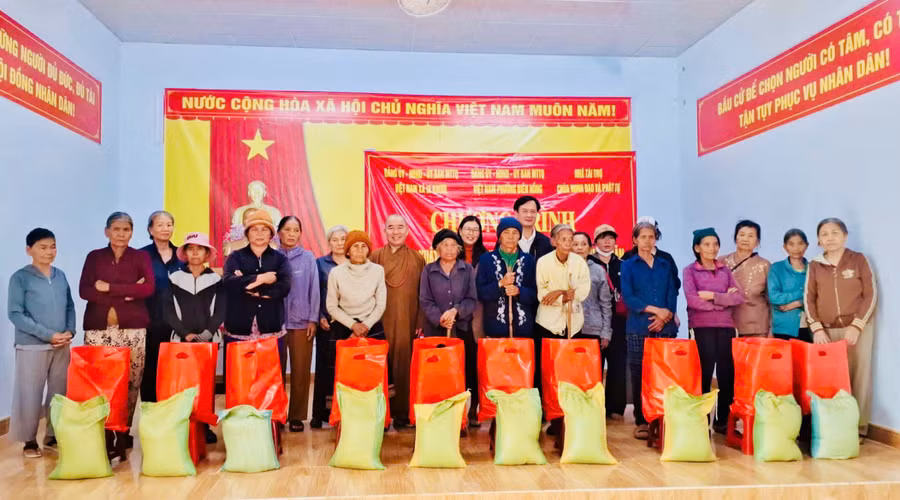 trao-300-phan-qua-cho-ho-ngheo-ho-kho-khan-tai-phuong-dien-hong-va-xa-ia-khuol.jpg