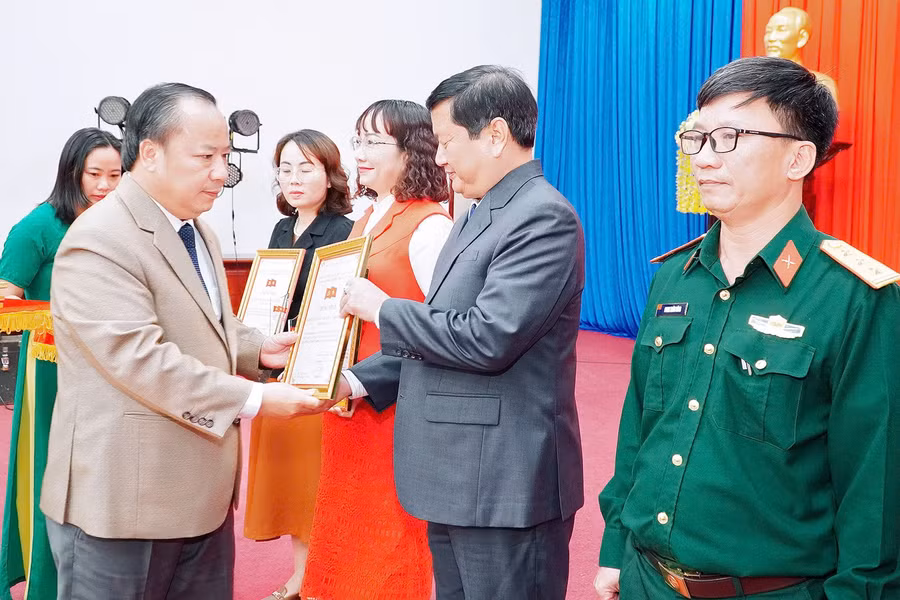 pho-bi-thu-thuong-truc-tinh-uy-chau-ngoc-tuan-trao-giai-cho-cac-tap-the.jpg