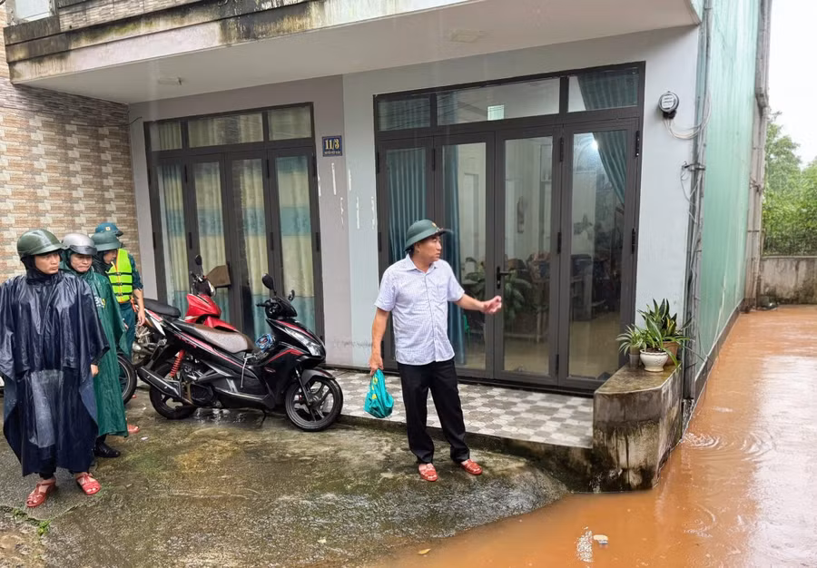 Lãnh đạo phường Hội Phú cùng lực lượng chức năng có mặt tại hiện trường để kiểm tra, nắm tình hình. Ảnh: Bá Bính
