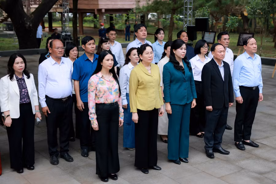 doan-cong-tac-dang-hoa-dang-huong-tai-tai-nha-bia-tuong-niem-xa-gao.jpg
