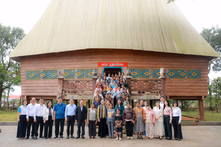 doan-cong-tac-va-lanh-dao-tinh-chup-anh-luu-niem-voi-phu-nu-mang-thai-tai-nha-rong-xa-gaojpg.jpg