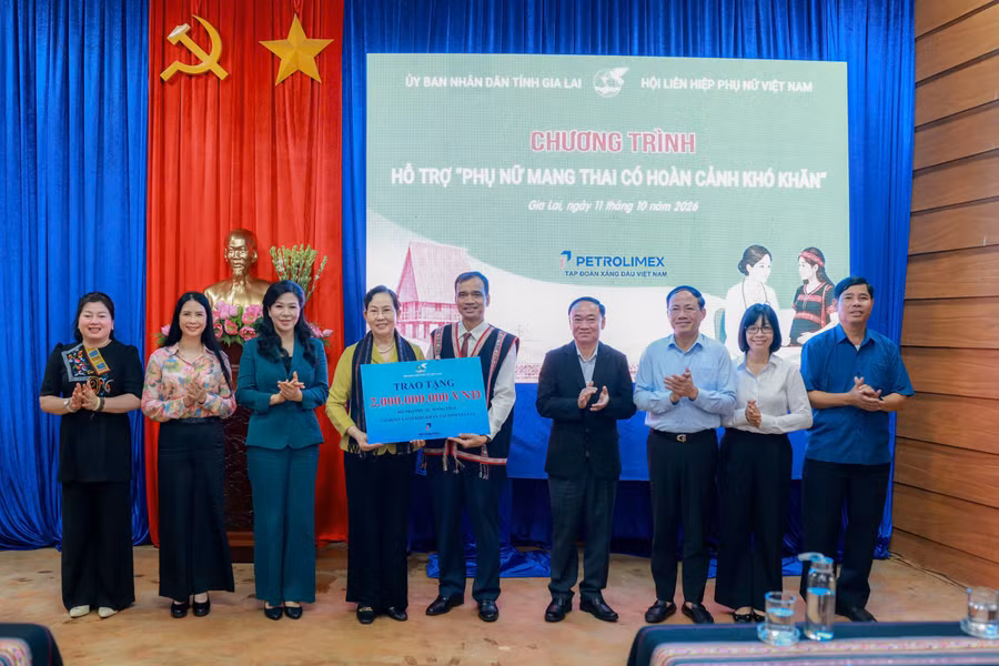 doan-cong-tac-va-lanh-dao-tinh-trao-bang-tuong-trung-ho-tro-2-ty-dong-do-petrolimex-tai-tro-cho-dai-dien-so-y-tejpg.jpg