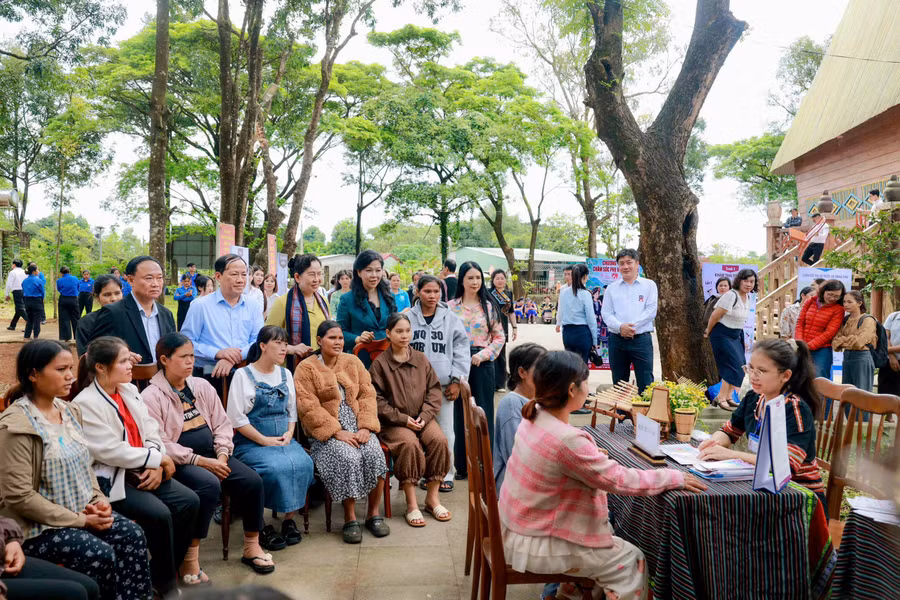 doan-cong-tac-va-lanh-dao-tinh-cung-phu-nu-co-thai-nghe-cac-y-bac-si-tu-van-cham-soc-suc-khoe-tai-chuong-trinhjpg.jpg