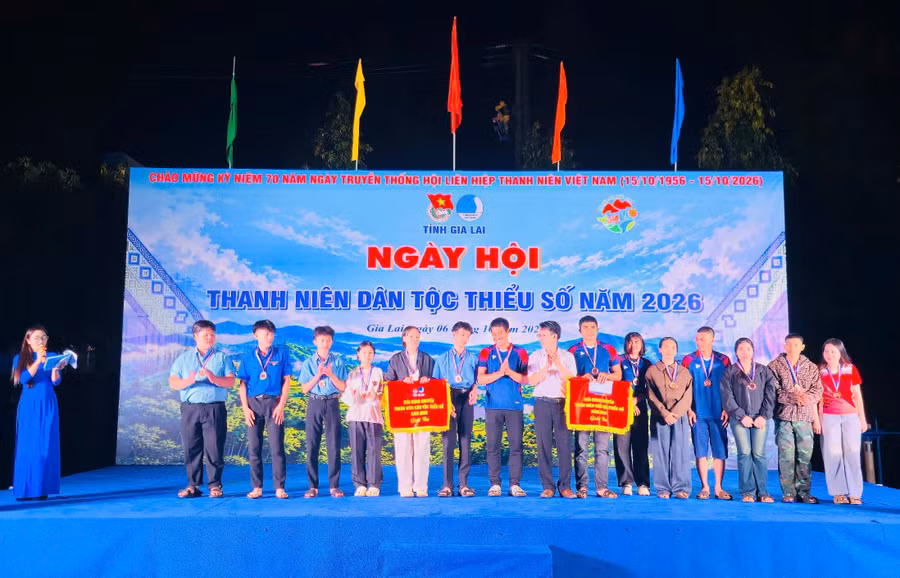 ban-to-chuc-trao-giai-cho-cac-doi-dat-thanh-tich.jpg