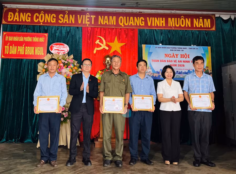 lanh-dao-phuong-trao-giay-khen-cho-cac-ca-nhan-co-thanh-tich-xuat-sac-trong-phong-trao-toan-dan-bao-ve-an-ninh-to-quoc-nam-2026.jpg