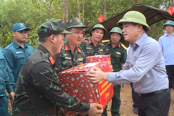 Chủ tịch UBND Phạm Anh Tuấn thăm, động viên lực lượng tìm kiếm hài cốt liệt sĩ tại khu vực đồi Xuân Sơn, xã Kim Sơn 