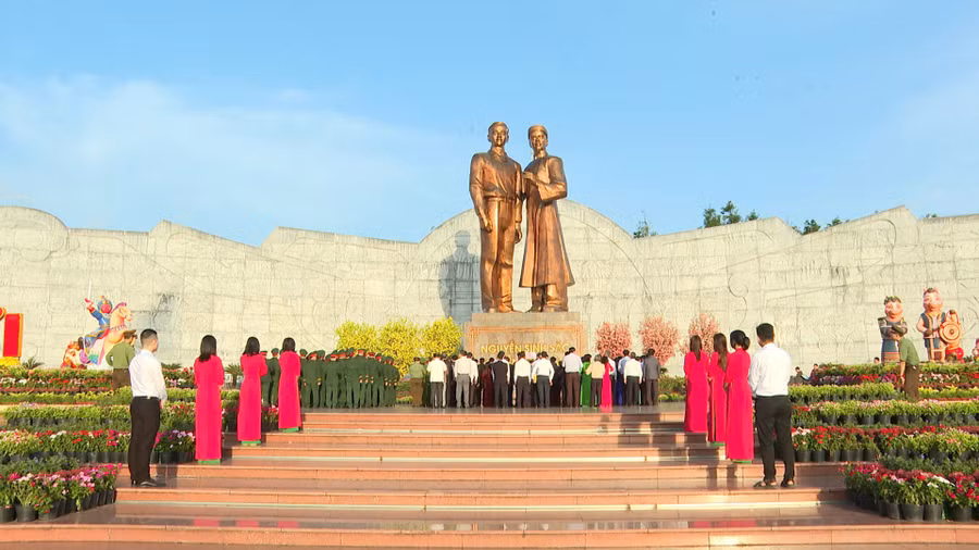 quang-canh-buoi-le-dang-hoa-tuong-dai-nguyen-sinh-sac-nguyen-tat-thanh.jpg