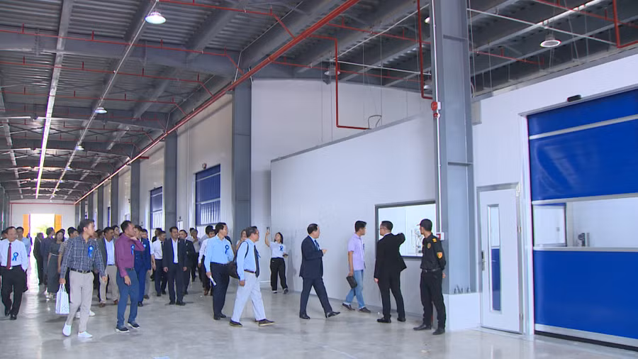 cac-dai-bieu-tham-quan-nha-may.jpg