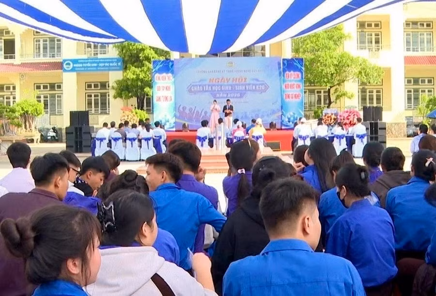 ngay-hoi-tan-sinh-vien-1.jpg