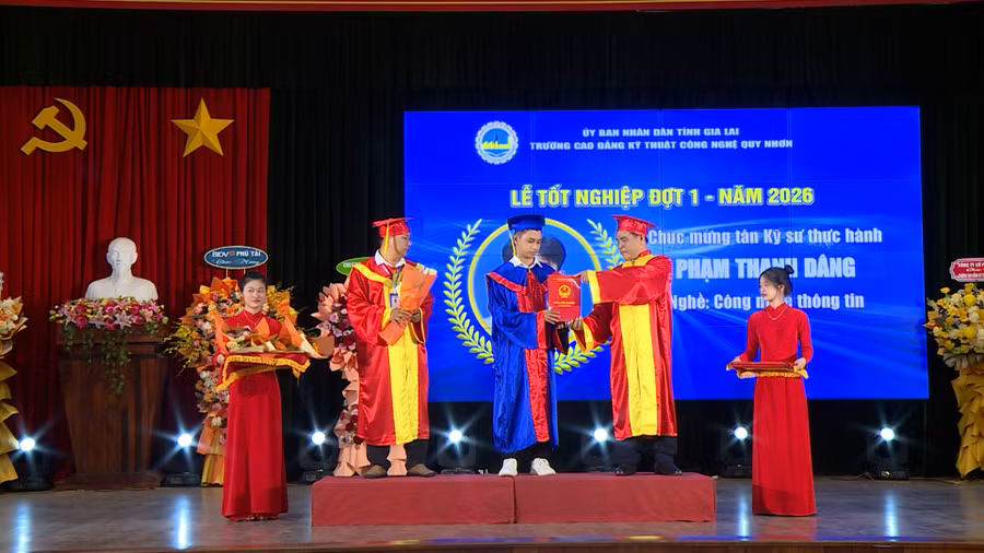 895-sinh-vien-den-tu-8-khoa-dao-tao-duoc-cong-nhan-tot-nghiep.jpg