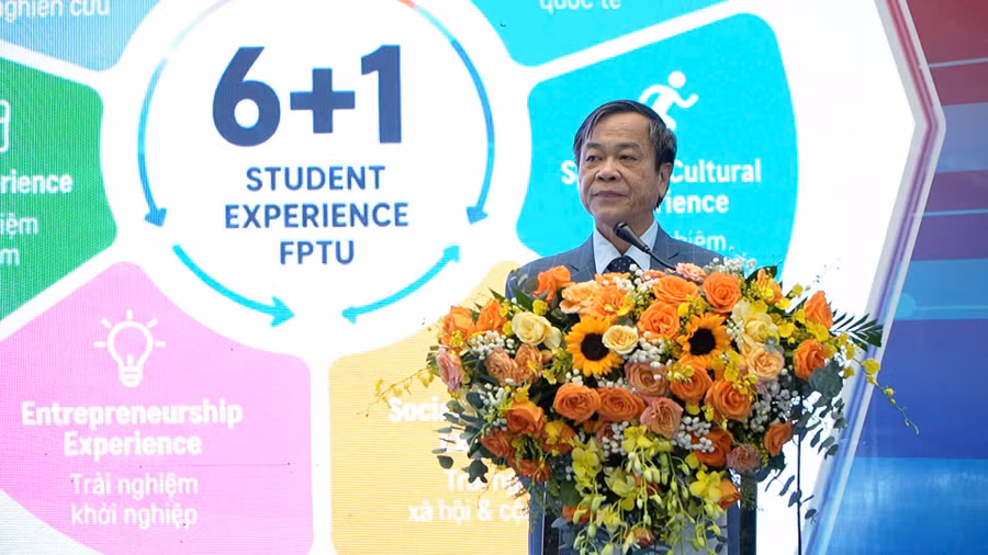 ong-tran-ngoc-tuan-pho-hieu-truong-truong-dh-fpt-phat-bieu-tai-le-khai-giang.jpg