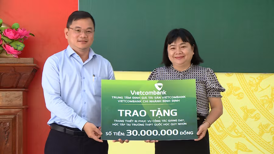 dai-dien-trung-tam-dinh-gia-tai-san-vietcombank-tang-trang-thiet-bi-phuc-vu-giang-day-hoc-tap.jpg