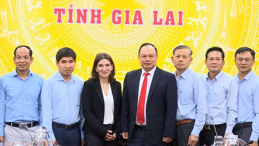 pho-chu-tich-ubnd-tinh-duong-mah-tiep-chup-hinh-tang-qua-voi-doan-cong-tac.jpg