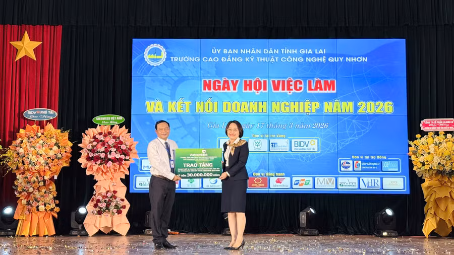 vietcombank-chi-nhanh-binh-dinh-trao-tang-trang-thiet-bi-phuc-vu-giang-day-hoc-tap-cho-nha-truong.jpg