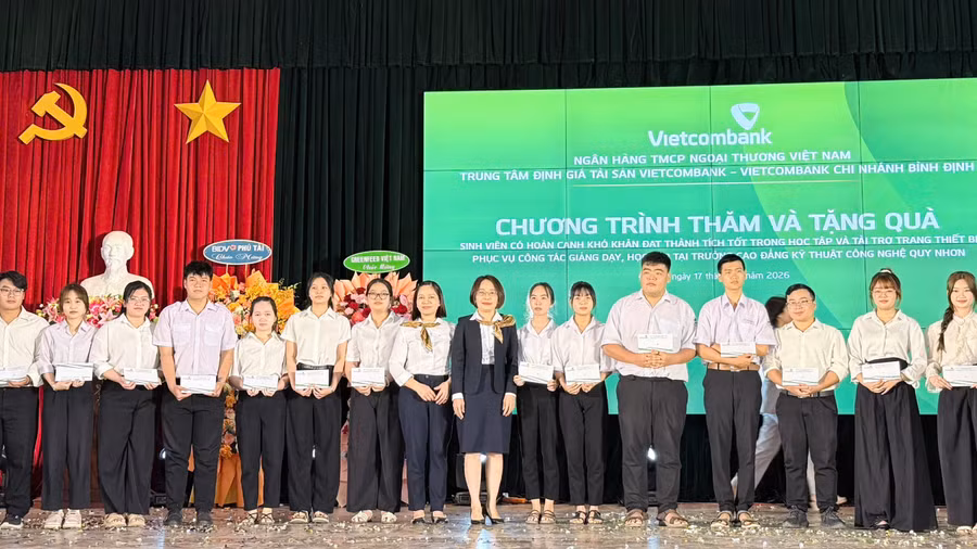 20-sinh-vien-co-hoan-canh-kho-khan-hoc-tap-tot-nhan-hoc-bong-tai-chuong-trinh.jpg
