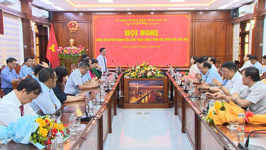 cong-bo-quyet-dinh-cong-tac-can-bo-2.jpg