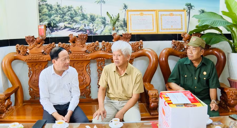 chu-tich-ubnd-tinh-pham-anh-tuan-an-can-tham-hoi-tinh-hinh-doi-song-cua-thuong-binh-dang-ngoc-vy.jpg