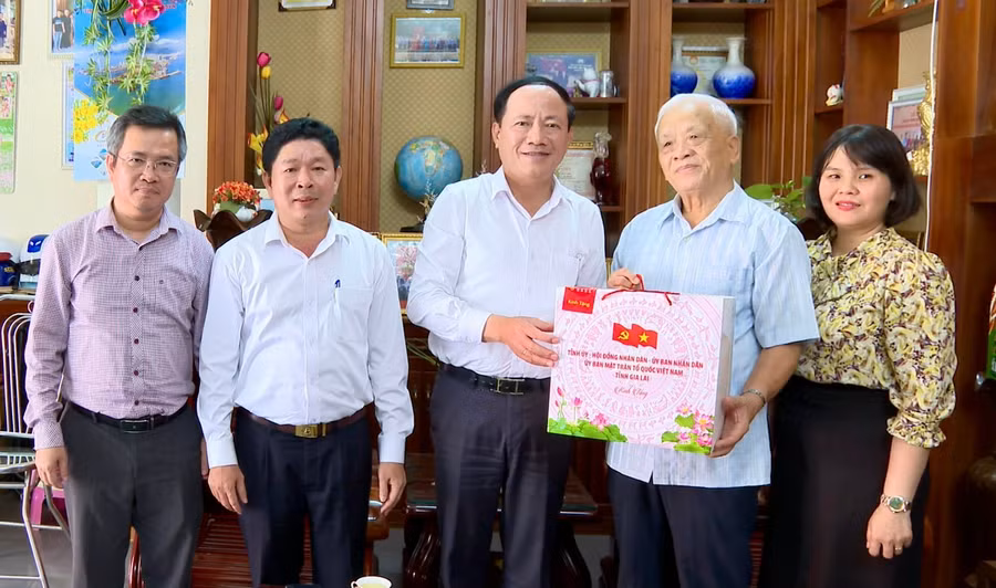 chu-tich-ubnd-tinh-pham-anh-tuan-tang-qua-thuong-binh-tran-minh-sang.jpg