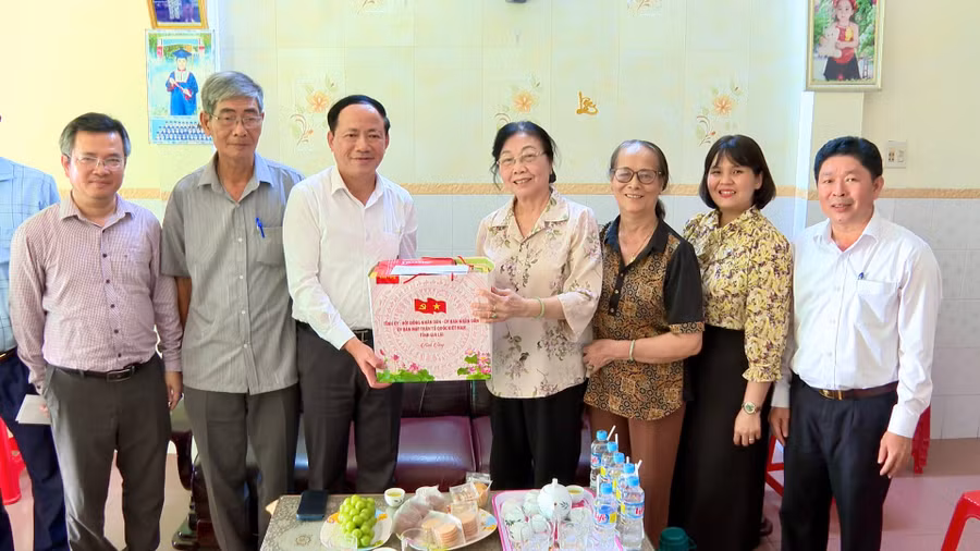 chu-tich-ubnd-tinh-pham-anh-tuan-tang-qua-thuong-binh-mai-thi-men-phuong-quy-nhon-anh-nhat-truong.jpg