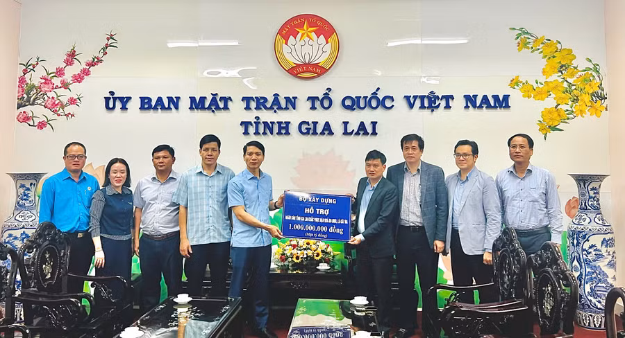 pho-bi-thu-chuyen-trach-dang-uy-bo-xay-dung-dao-van-tien-da-trao-1-ty-dong-ho-tro-tinh-gia-lai-khac-phuc-hau-qua-thien-tai.jpg
