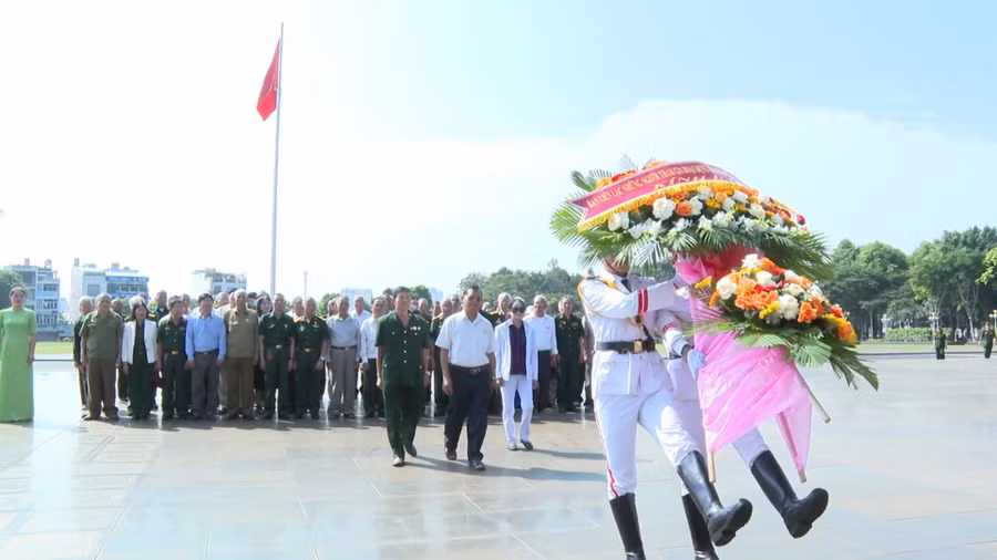 ban-lien-lac-nhung-nguoi-khang-chien-tinh-gia-lai-dang-hoa-bao-cong-voi-chu-tich-ho-chi-minh.jpg