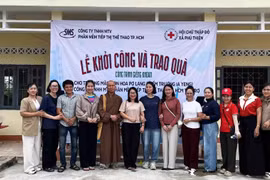 Xã Phú Thiện bàn giao công trình giếng khoan và trao quà cho học sinh khó khăn