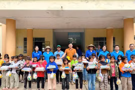 Đại diện các đơn vị trao quà cho học sinh có hoàn cảnh khó khăn trên địa bàn xã Đak Sơmei.