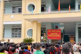Tuyên truyền pháp luật giao thông cho gần 300 học sinh xã Đak Sơmei
