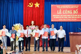 Xã Ia Dom công bố nghị quyết, quyết định về tổ chức bộ máy, nhân sự thôn, làng