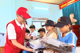 Trao quà cho bệnh nhân phong và học sinh có hoàn cảnh khó khăn xã Lơ Pang
