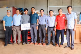 Trao 20 triệu đồng hỗ trợ 3 trẻ mồ côi mẹ tại xã Ia Dom