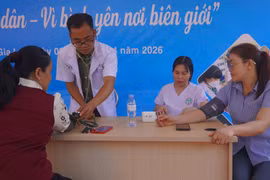 Hơn 100 phần quà đến với người dân vùng biên xã Ia Dom