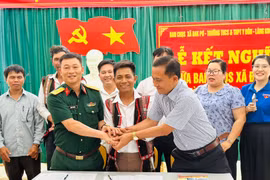 Ban Chỉ huy Quân sự xã Đak Pơ, Trường THCS và THPT Y Đôn kết nghĩa với làng Krông Hra