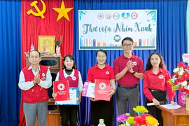 Hội Chữ thập đỏ tỉnh Gia Lai trao quà cho bệnh nhân phong và học sinh có hoàn cảnh khó khăn