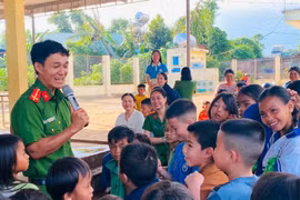 Phụ nữ phường Hội Phú tổ chức "Vui Tết thiếu nhi" cho trẻ em làng Ia Lang