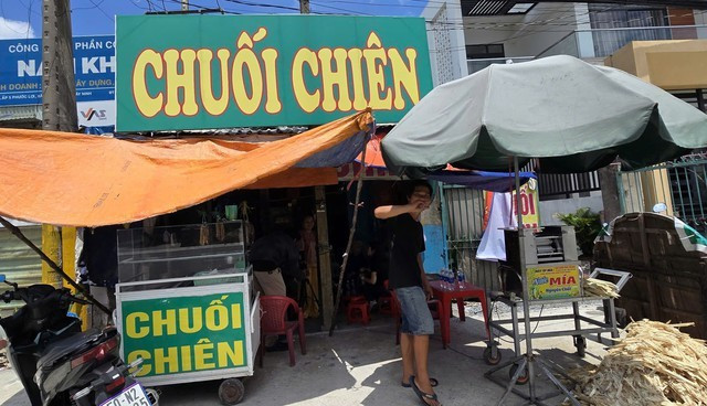 Ông Nguyễn Quốc Hùng, Chủ tịch UBND xã Mỹ Yên, đã tìm đến căn nhà thuê mà bà Lệ đang ở và ân cần thăm hỏi. Ảnh: BẮC BÌNH