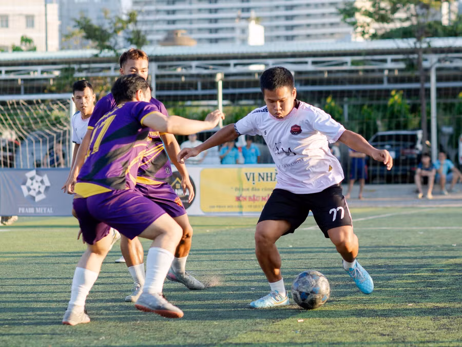 giai-bong-da-6v6-quy-nhon-mo-rong-cup-phao-2026.jpg