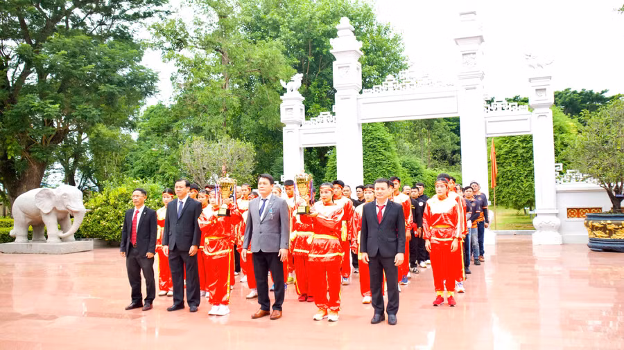 gia-lai-to-chuc-le-dang-huong-ruoc-cup-tu-den-tho-tay-son-tam-kiet-8.jpg