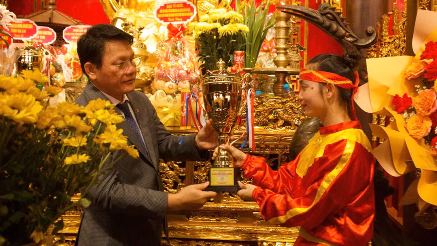 gia-lai-to-chuc-le-dang-huong-ruoc-cup-tu-den-tho-tay-son-tam-kiet-5-876.jpg