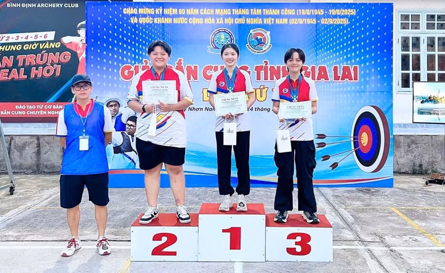 ban-cung-8100.jpg