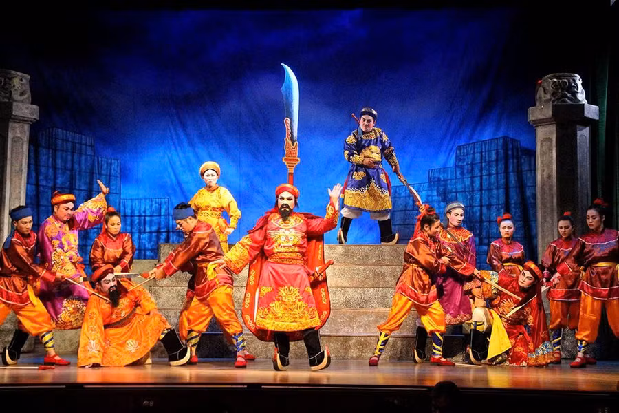 nhin-lai-mot-vuong-trieu.jpg
