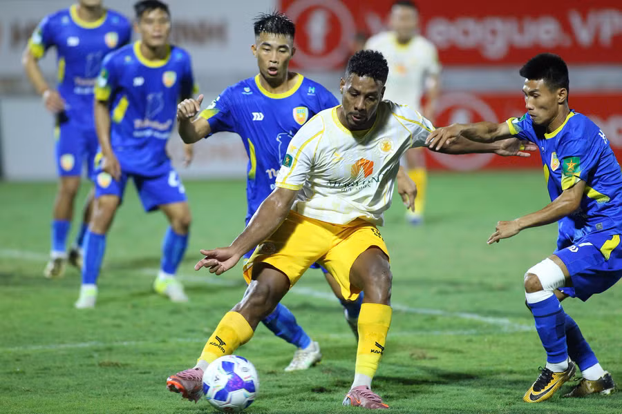quy-nhon-united-tiep-da-thang-hoa.jpg