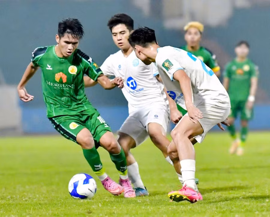 doi-bong-dat-vo-co-chien-thang-dau-tien-tren-san-khach.jpg